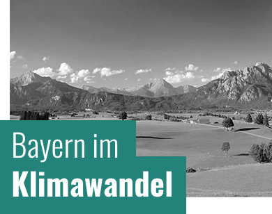 Das Bild zeigt eine Bergkulisse mit der Aufschrift Bayern im Klimawandel