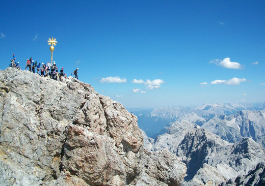 Menschen auf dem Gipfel der Zugspitze